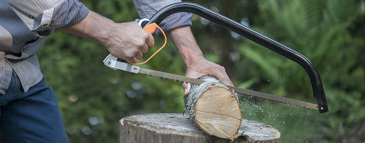 Fiskars 124810 Bügelsäge: Aufgrund ihrer speziellen Zahnung eignet sie sich besonders gut für Arbeiten mit feuchtem Holz