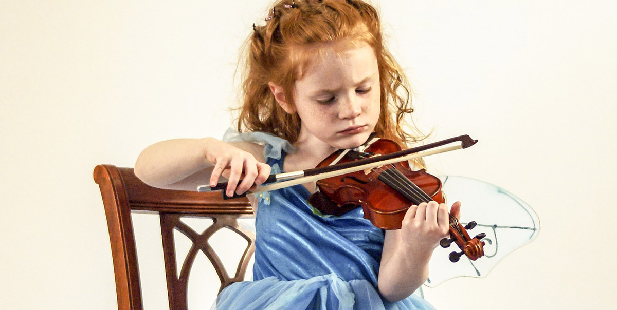 Eine Geige exakt für Kinder ist ideal um das Kind die Freude am spielen zu geben