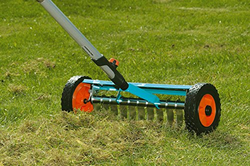 Mit dem GARDENA combisystem-Vertikutier-Boy entfernen Sie Moos, Rasenfilz und Unkraut aus Ihrem Rasen. Dadurch verbessern Sie die Luft-, Wasser- und Nährstoffaufnahme des Rasens